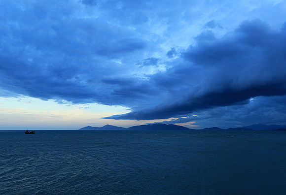 Incoming storm Ninh Van Bay
