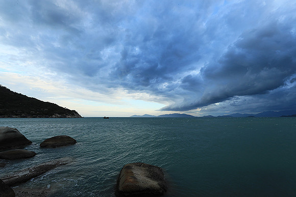 Incoming storm Ninh Van Bay