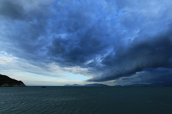 Incoming storm Ninh Van Bay