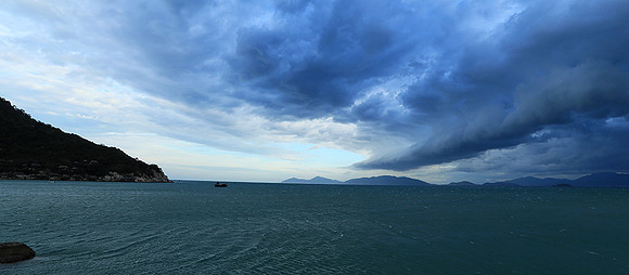 Incoming storm Ninh Van Bay