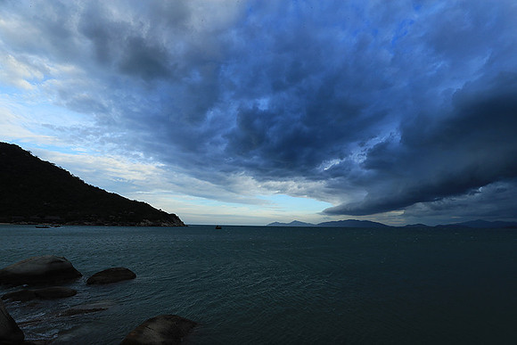 Incoming storm Ninh Van Bay