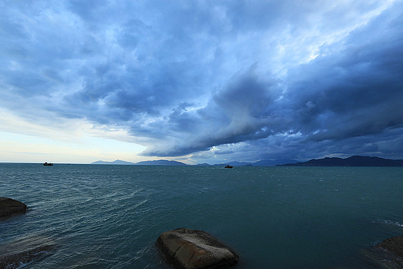 Incoming storm Ninh Van Bay