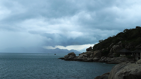 Incoming storm Ninh Van Bay
