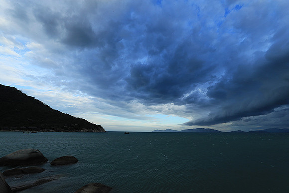 Incoming storm Ninh Van Bay