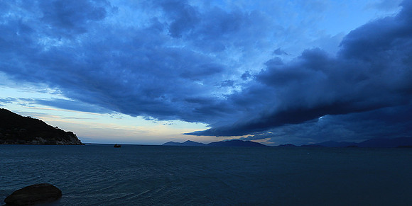 Incoming storm Ninh Van Bay