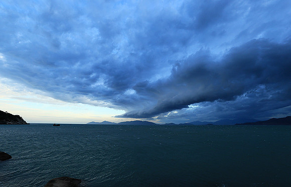 Incoming storm Ninh Van Bay