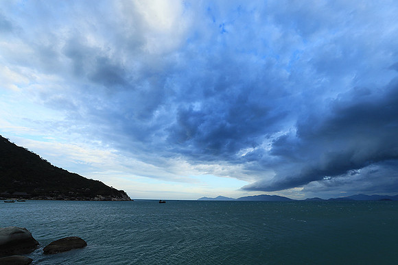 Incoming storm Ninh Van Bay