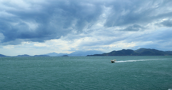 Incoming storm Ninh Van Bay