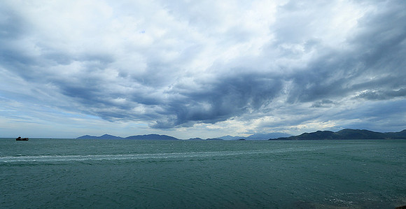 Incoming storm Ninh Van Bay