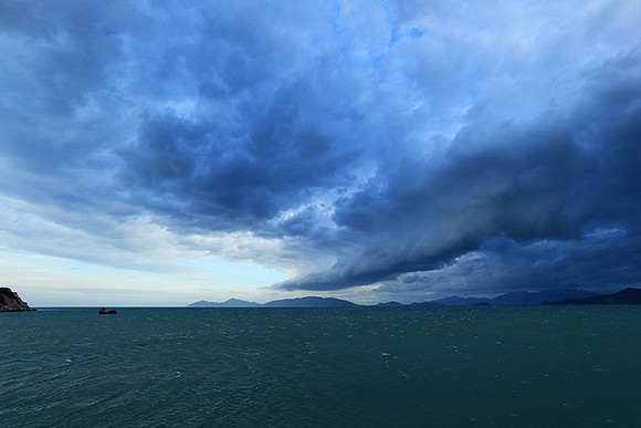 Incoming storm Ninh Van Bay