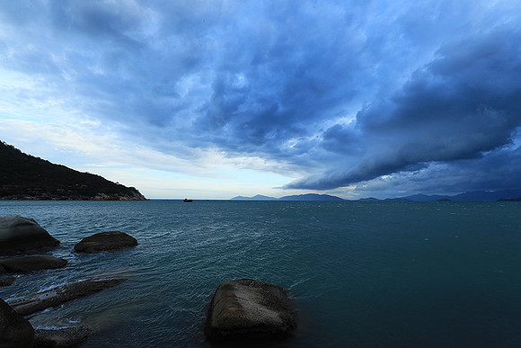 Incoming storm Ninh Van Bay