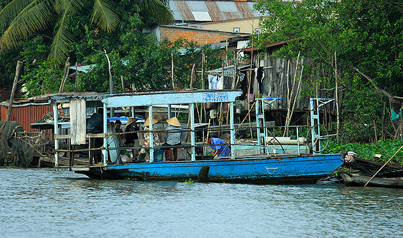 Vietnam - life on a channel
