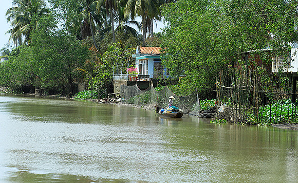 Vietnam - life on a channel