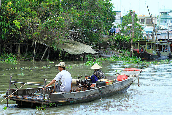 Vietnam - life on a channel