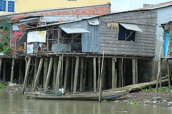 Vietnam - life on a channel
