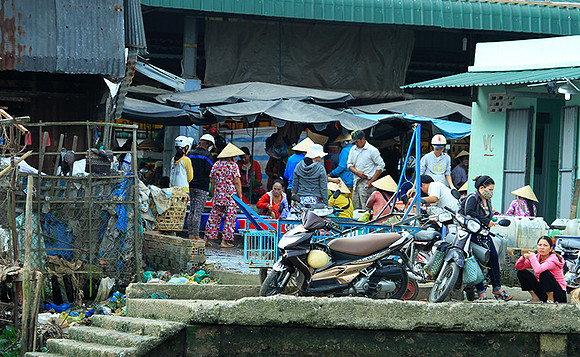 Vietnam - life on a channel