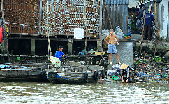 Vietnam - life on a channel