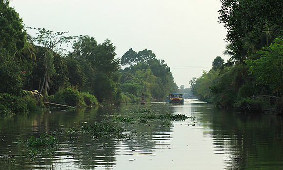 Vietnam - life on a channel