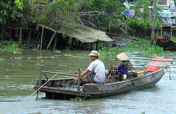 Vietnam - life on a channel