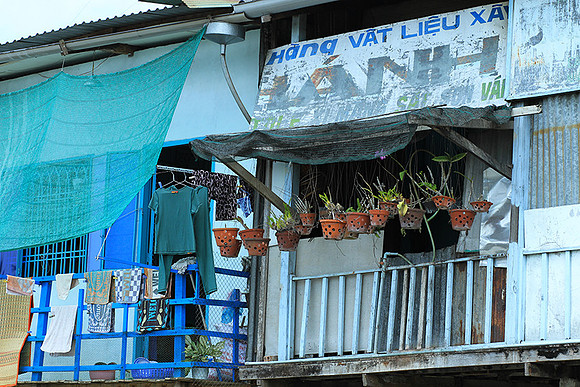 Vietnam - life on a channel