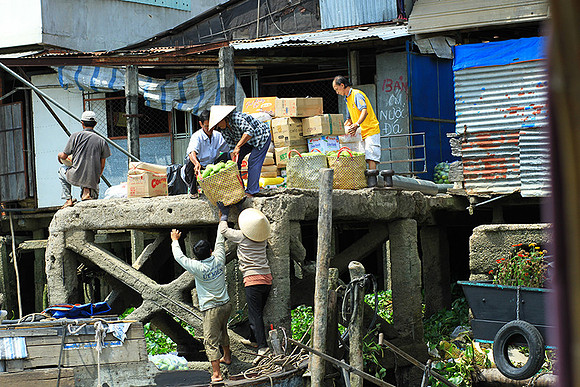 Vietnam - life on a channel