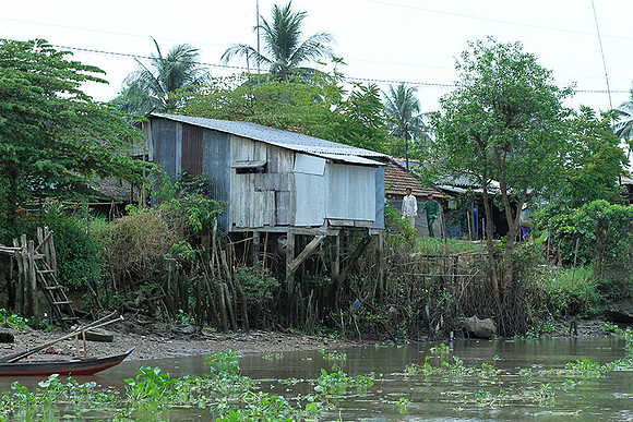 Vietnam - life on a channel