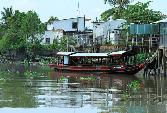 Vietnam - life on a channel