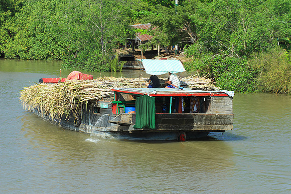 Vietnam - life on water