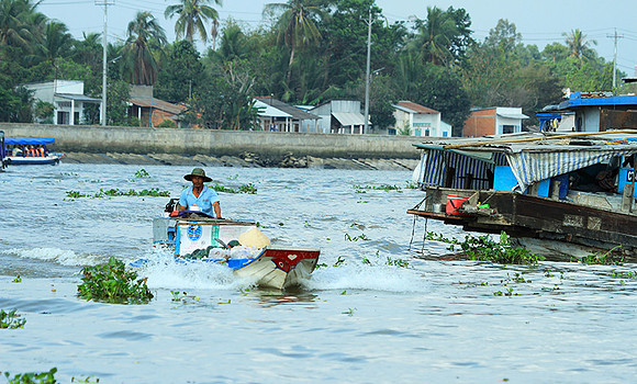 Vietnam - life on a channel
