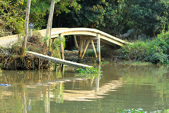 Vietnam - life on a channel