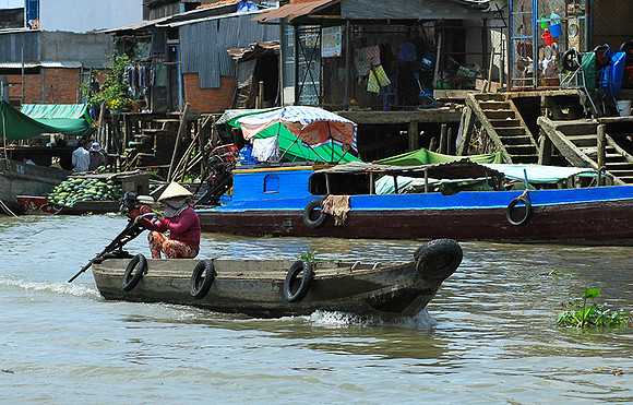 Vietnam - life on a channel