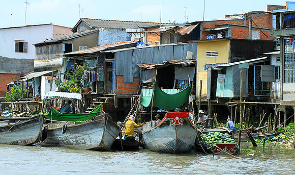 Vietnam - life on a channel