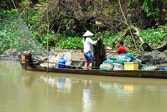 Vietnam - life on a channel