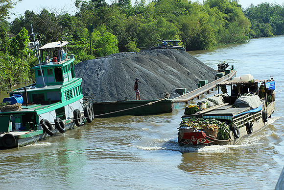 Vietnam - life on water