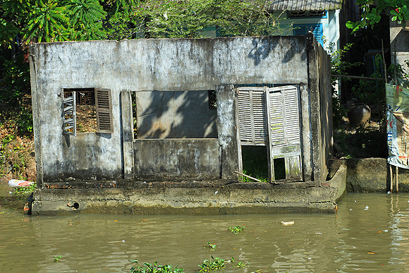 Vietnam - life on water
