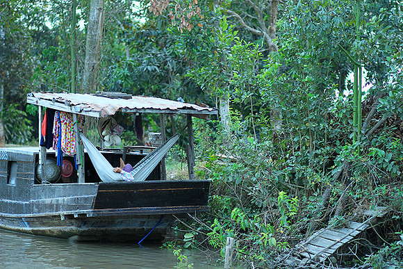Vietnam - life on a channel