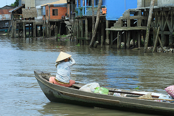 Vietnam - life on a channel