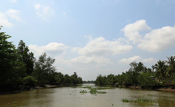 Vietnam - life on a channel