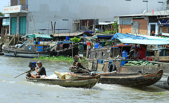 Vietnam - life on a channel