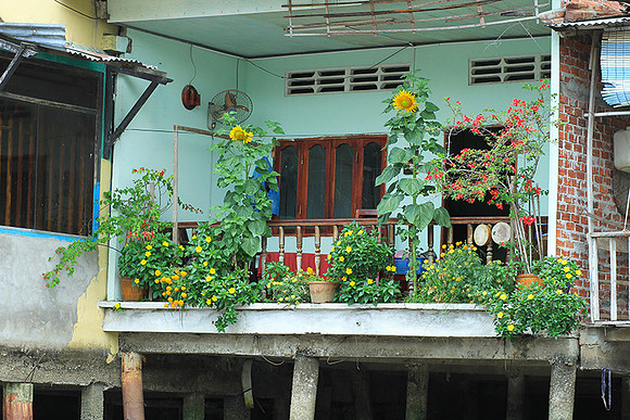 Vietnam - life on a channel