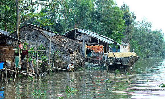 Vietnam - life on a channel