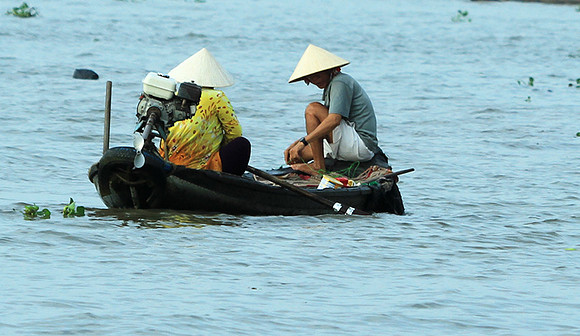 Vietnam - life on a channel