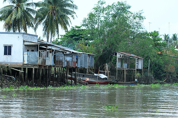 Vietnam - life on a channel