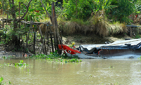 Vietnam - life on a channel