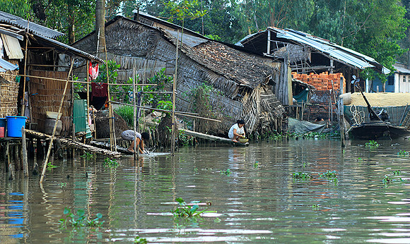 Vietnam - life on a channel
