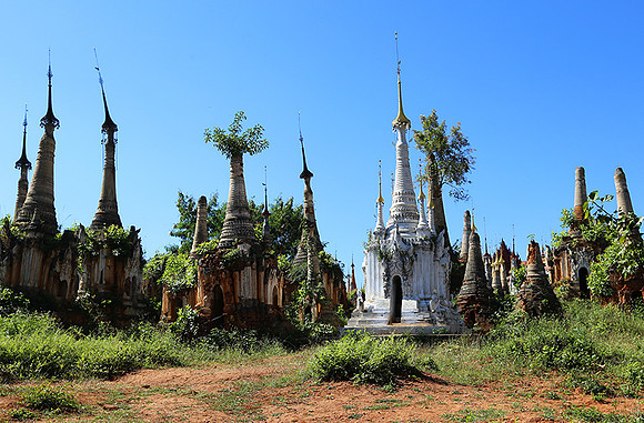 Inn Dein stupa forest - Inle lake