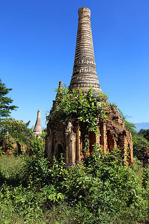 Inn Dein stupa forest - Inle lake