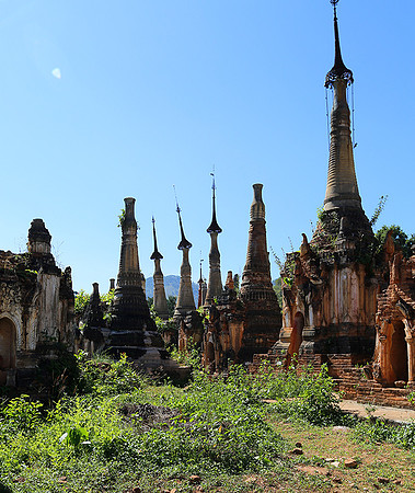 Inn Dein stupa forest - Inle lake