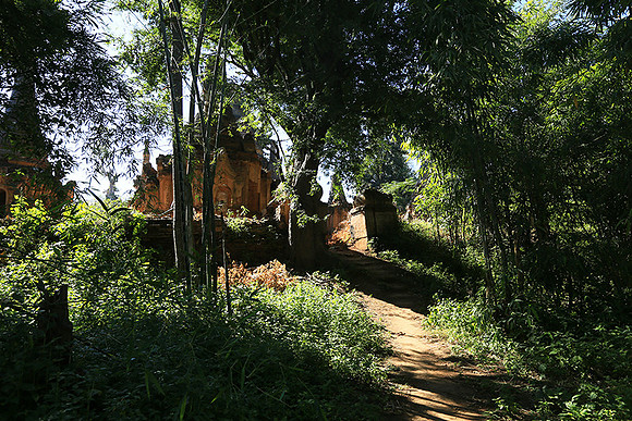 Inn Dein stupa forest - Inle lake