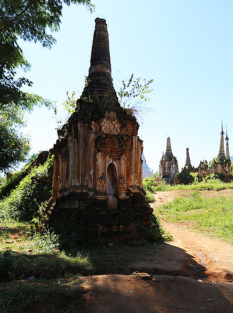Inn Dein stupa forest - Inle lake